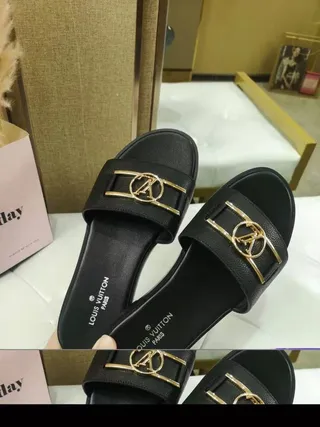 Louis Vuitton LV Slide جلد أسود مع بوكل ذهبي صنادل 7