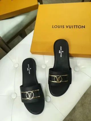 Louis Vuitton LV Slide جلد أسود مع بوكل ذهبي صنادل 8