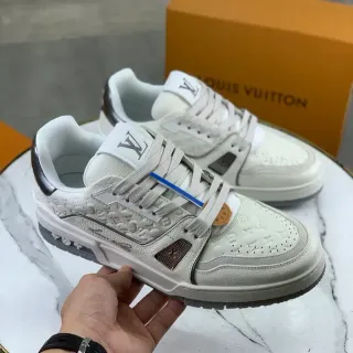 Louis Vuitton LV Trainer Beige Negro Monograma Embossado Cuero Paneles en Capas Construcción Sneakers Lifestyle