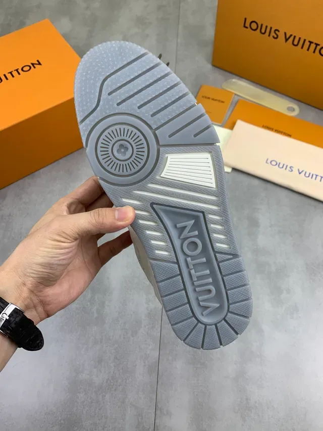Louis Vuitton LV Trainer Beige Noir Monogramme Embossé Cuir Panneaux en Couches Sneakers Lifestyle 4