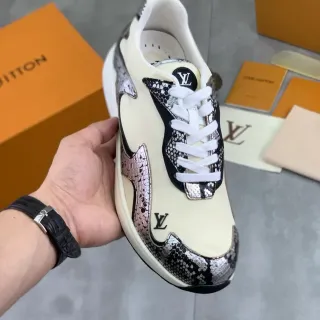 Louis Vuitton LV Trainer Beige Plateado Paneles Asimétricos con Relieve de Serpiente Monogram Branding Zapatillas Lifestyle