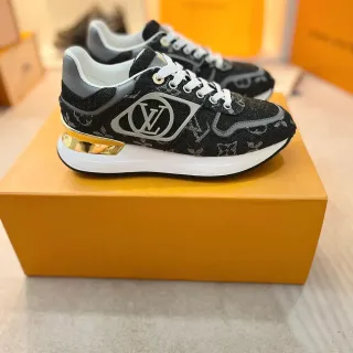 Louis Vuitton LV Trainer Negro Dorado Monogramado Lona Superior Placa Logo Metálica Lifestyle Sneakers