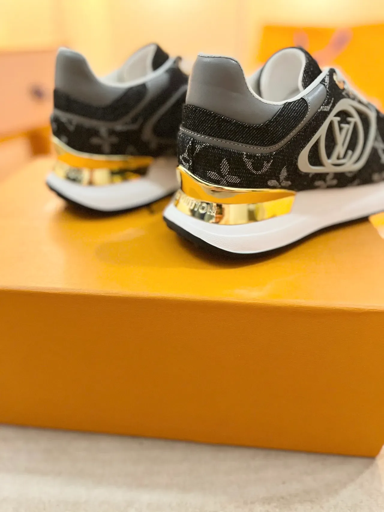 Louis Vuitton LV Trainer Tênis Lifestyle Preto Dourado Monogramado Lona Superior Placa Logo Metálica Lifestyle Sneakers 2