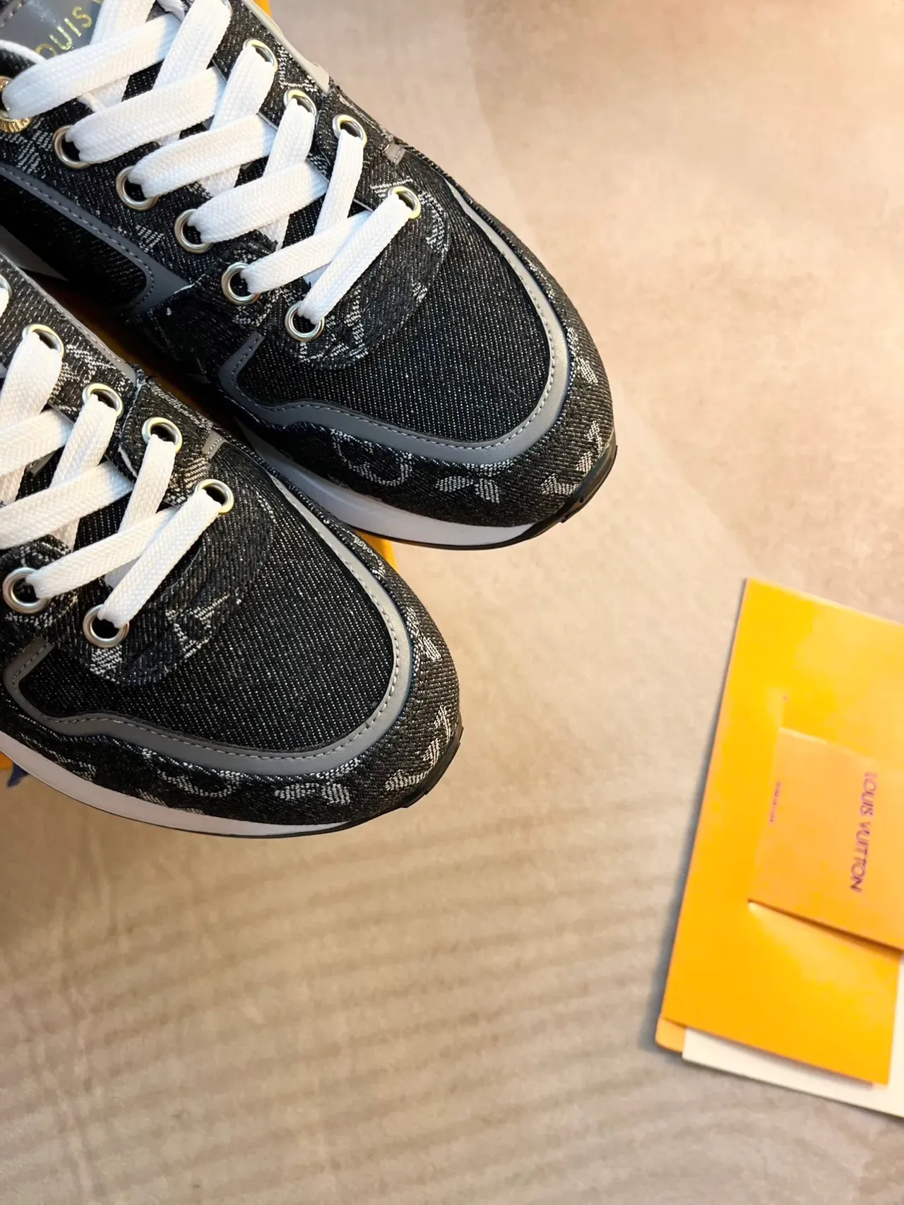Louis Vuitton LV Trainer Tênis Lifestyle Preto Dourado Monogramado Lona Superior Placa Logo Metálica Lifestyle Sneakers 3
