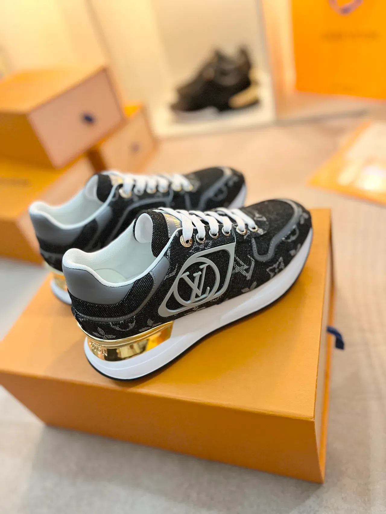 Louis Vuitton LV Trainer Tênis Lifestyle Preto Dourado Monogramado Lona Superior Placa Logo Metálica Lifestyle Sneakers 4
