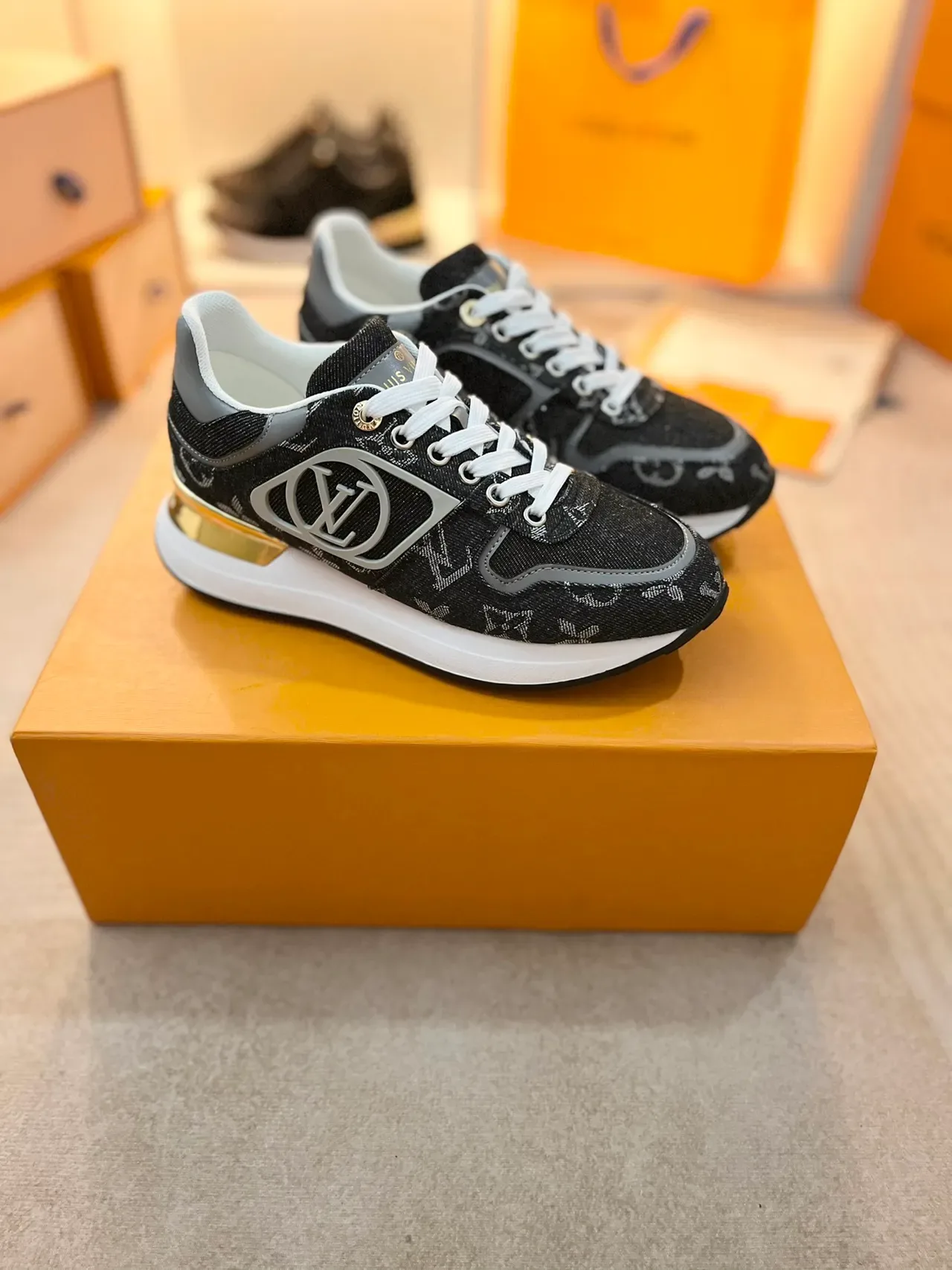 Louis Vuitton LV Trainer Tênis Lifestyle Preto Dourado Monogramado Lona Superior Placa Logo Metálica Lifestyle Sneakers 5