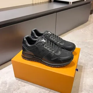 Louis Vuitton LV Trainer Zapatillas Lifestyle en Negro con Monograma de Lona y Superposiciones de Cuero