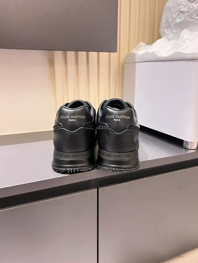 Tênis Lifestyle Louis Vuitton LV Trainer Preto com Monograma em Lona e Superposições em Couro 2