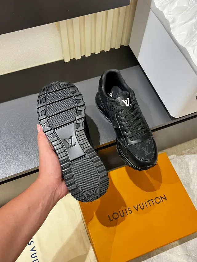 Tênis Lifestyle Louis Vuitton LV Trainer Preto com Monograma em Lona e Superposições em Couro 3