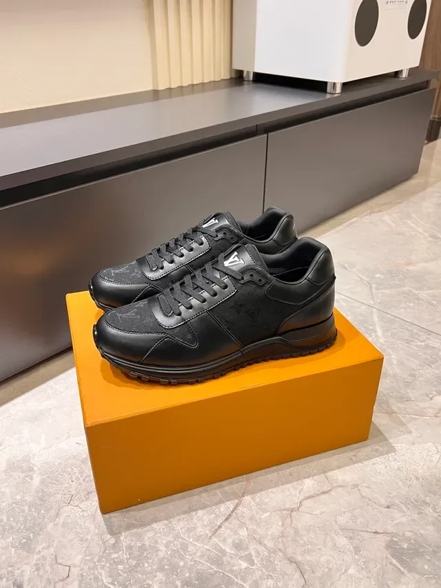Tênis Lifestyle Louis Vuitton LV Trainer Preto com Monograma em Lona e Superposições em Couro 4