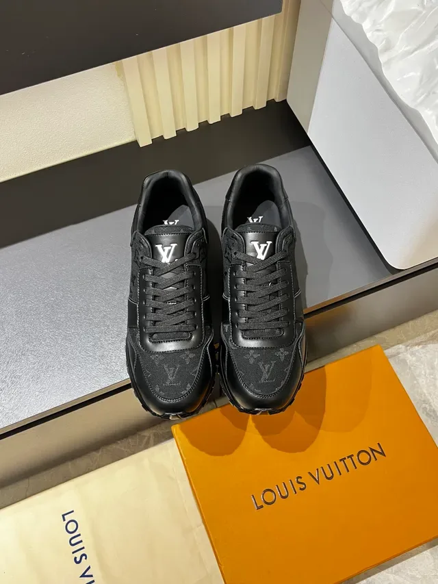 Tênis Lifestyle Louis Vuitton LV Trainer Preto com Monograma em Lona e Superposições em Couro 5