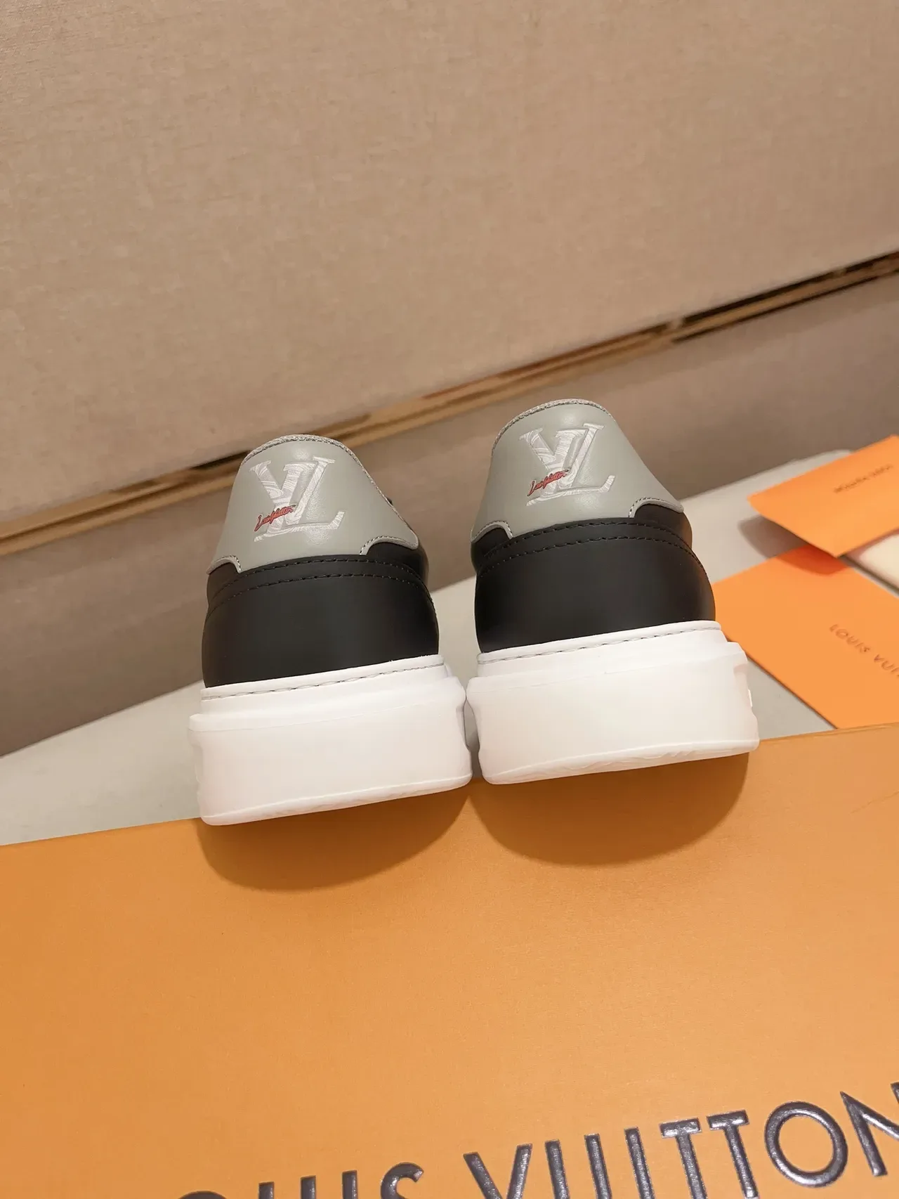 Louis Vuitton LV Trainer Sneakers Lifestyle Noir Blanc Cuir Supérieur Brodé Monogram 4