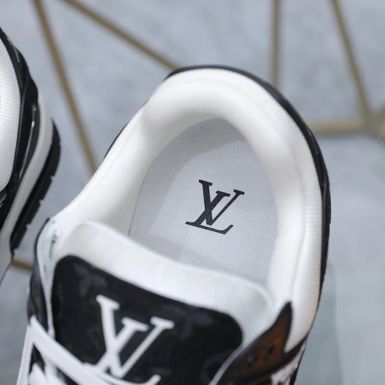 Louis Vuitton LV Trainer Preto e Branco Painel de Couro Quilted Textil Monogrammed Tênis Lifestyle 2