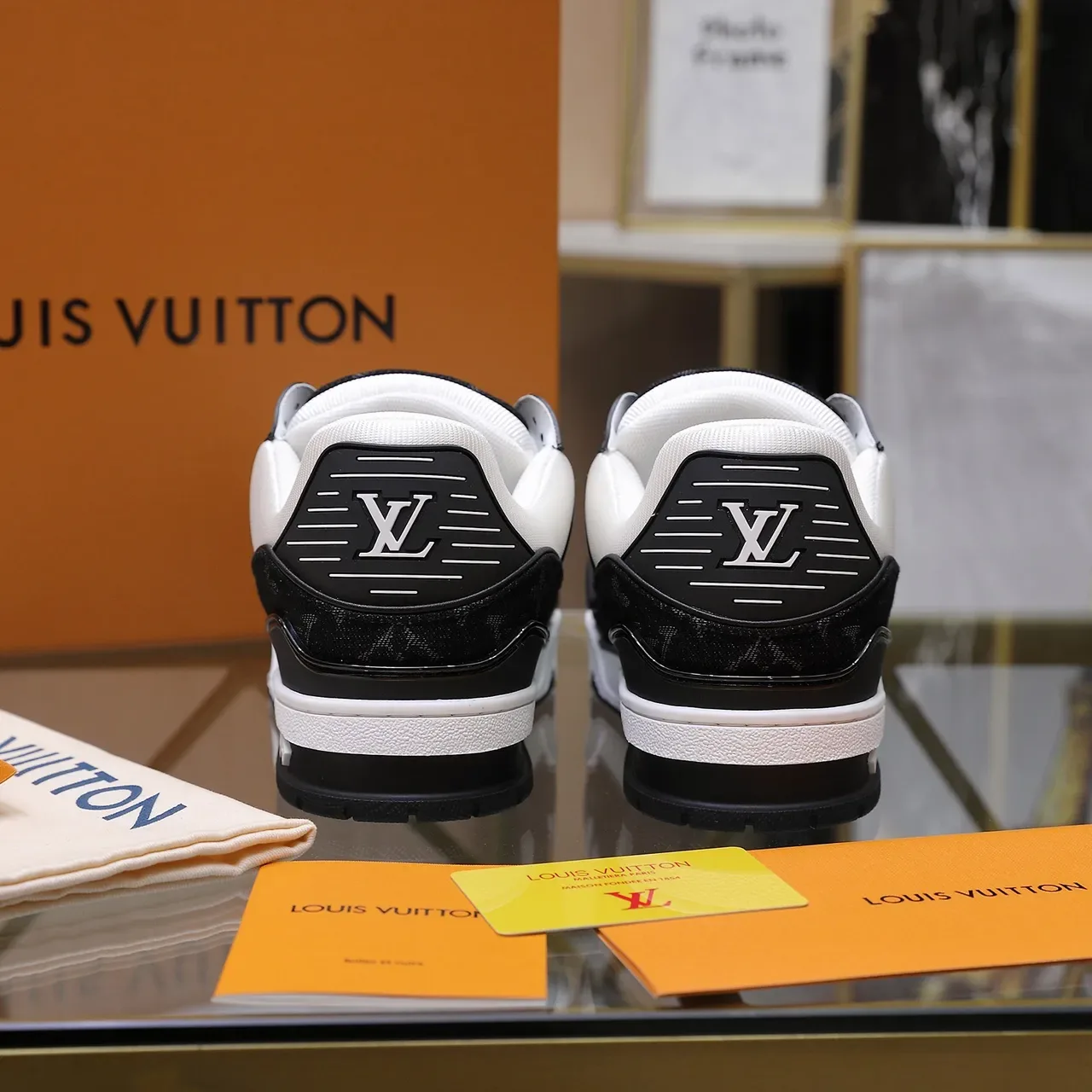 Louis Vuitton LV Trainer Preto e Branco Painel de Couro Quilted Textil Monogrammed Tênis Lifestyle 3