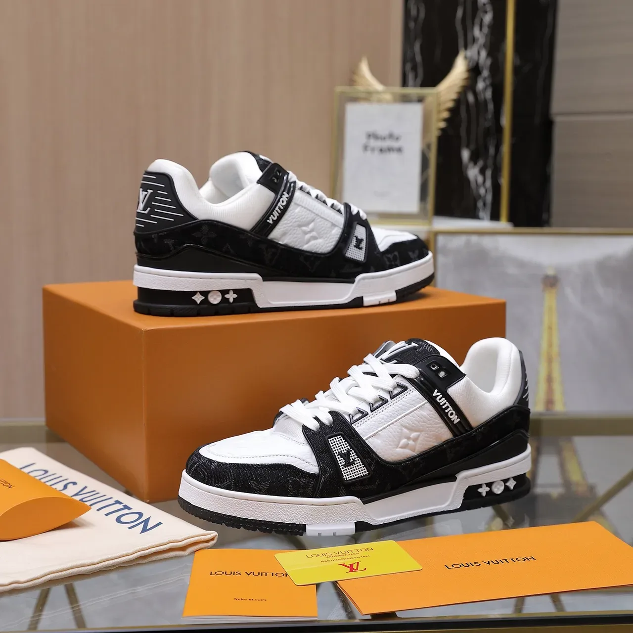 Louis Vuitton LV Trainer Preto e Branco Painel de Couro Quilted Textil Monogrammed Tênis Lifestyle 4