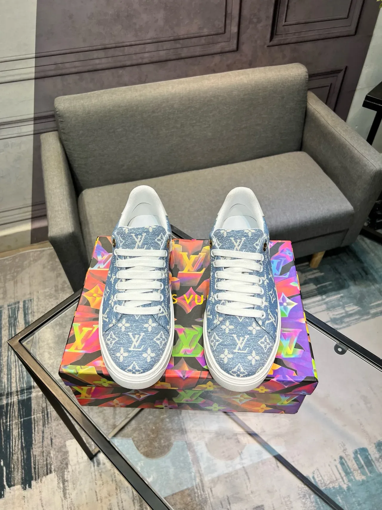 Louis Vuitton LV Trainer Zapatillas Lifestyle Azul Blanco Denim Texturizado Monograma Superior Bajo Tacón Silueta Lifestyle Sneakers 2