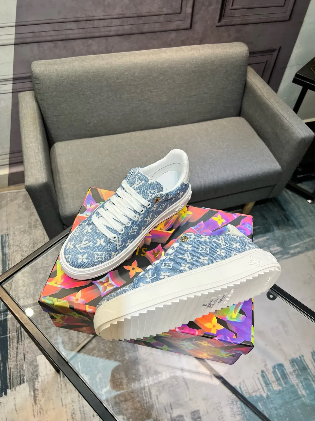 Louis Vuitton LV Trainer Zapatillas Lifestyle Azul Blanco Denim Texturizado Monograma Superior Bajo Tacón Silueta Lifestyle Sneakers 3
