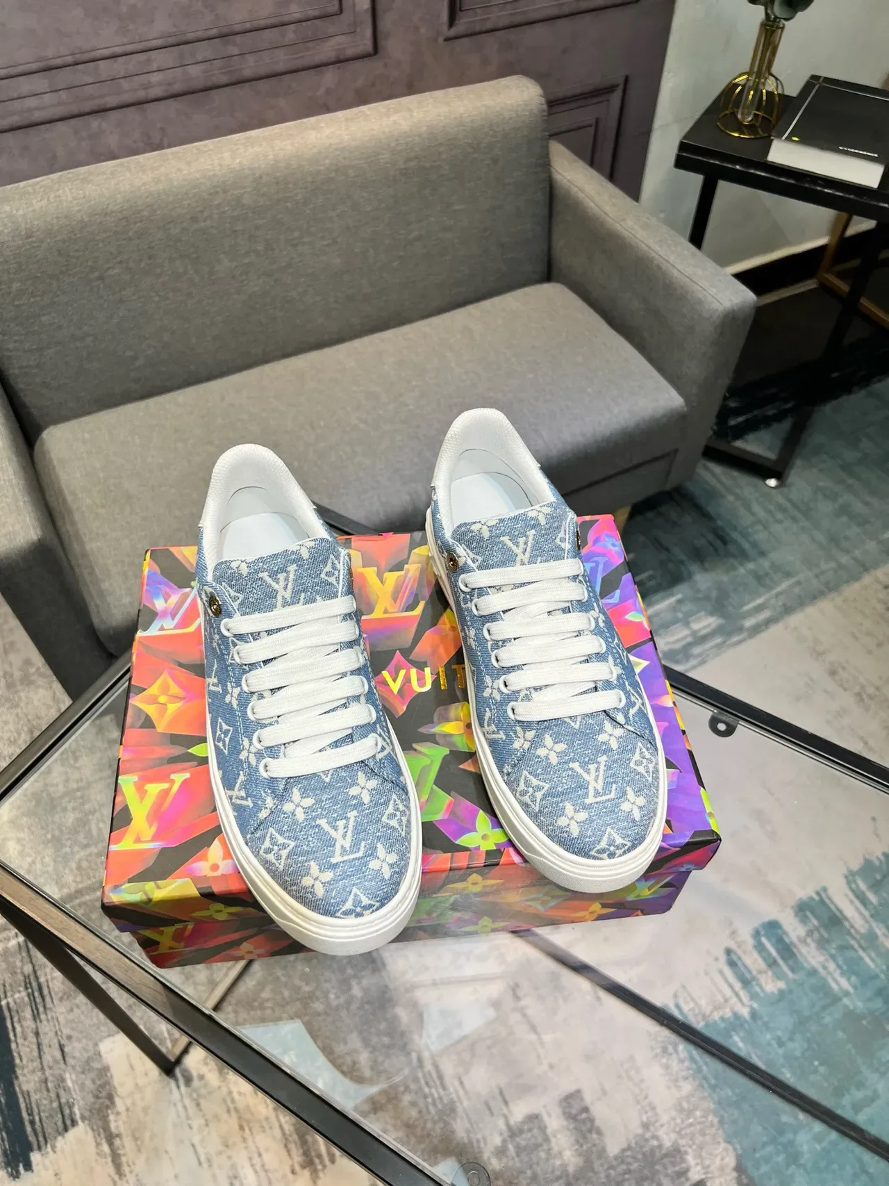Louis Vuitton LV Trainer Zapatillas Lifestyle Azul Blanco Denim Texturizado Monograma Superior Bajo Tacón Silueta Lifestyle Sneakers 4