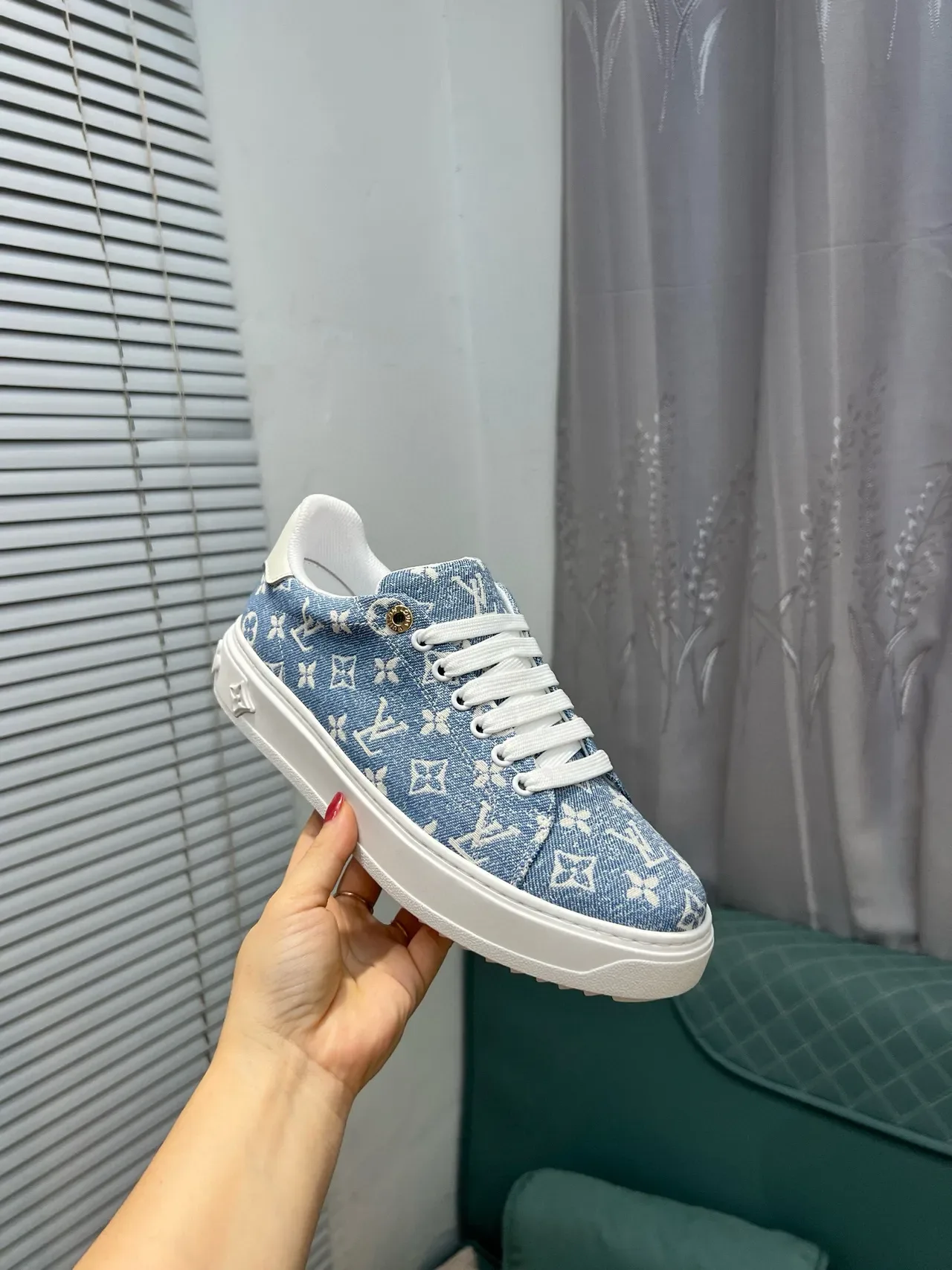 Louis Vuitton LV Trainer Zapatillas Lifestyle Azul Blanco Denim Texturizado Monograma Superior Bajo Tacón Silueta Lifestyle Sneakers 5