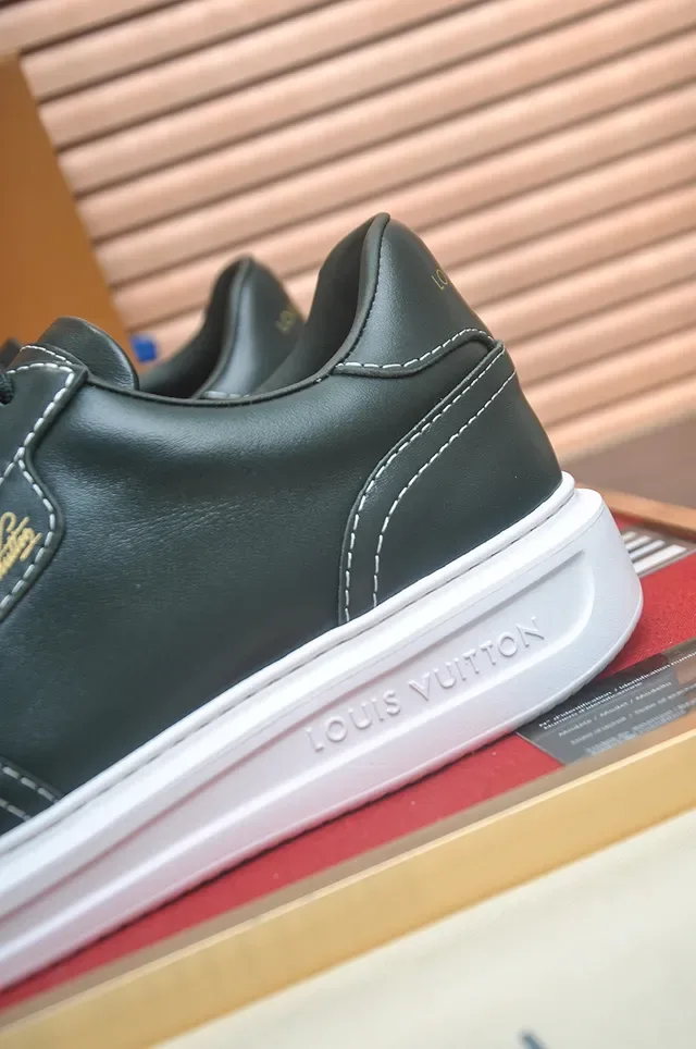 Louis Vuitton LV Trainer Verde Branco Couro Superior Costura Contraste Tênis Lifestyle 2