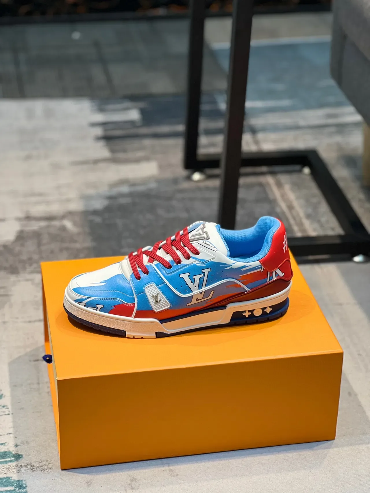 Louis Vuitton LV Trainer Sneakers lifestyle multicolores avec upper en synthétique en couches et panels latéraux monogrammed 1