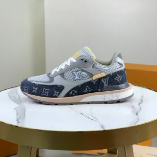 Louis Vuitton LV Trainer tênis lifestyle com overlay de denim de malha em cor navy gray com monograma
