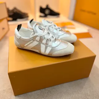 Louis Vuitton LV Trainer Plata Blanco Metálico y Rayas Laterales en V Dos Tonos Lifestyle Sneakers