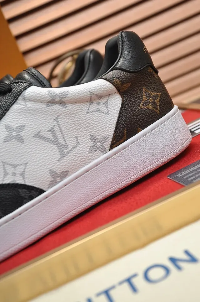 Louis Vuitton LV Trainer Blanco y Negro Monograma Lona Acentos de Cuero Sneakers Lifestyle 2