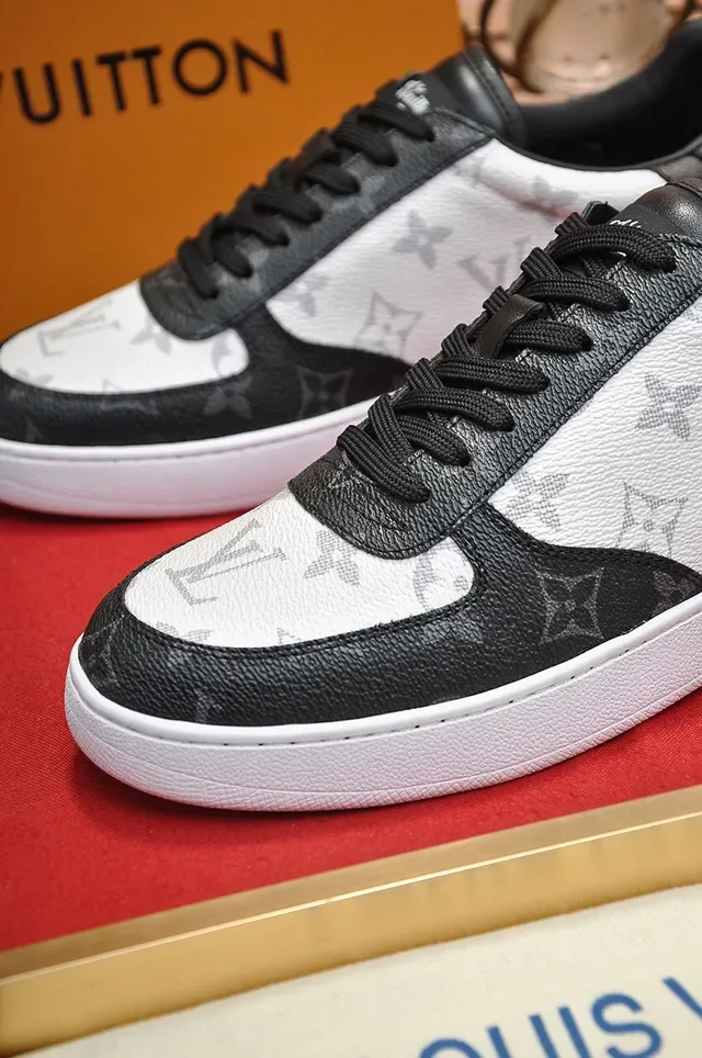 Louis Vuitton LV Trainer Blanco y Negro Monograma Lona Acentos de Cuero Sneakers Lifestyle 3