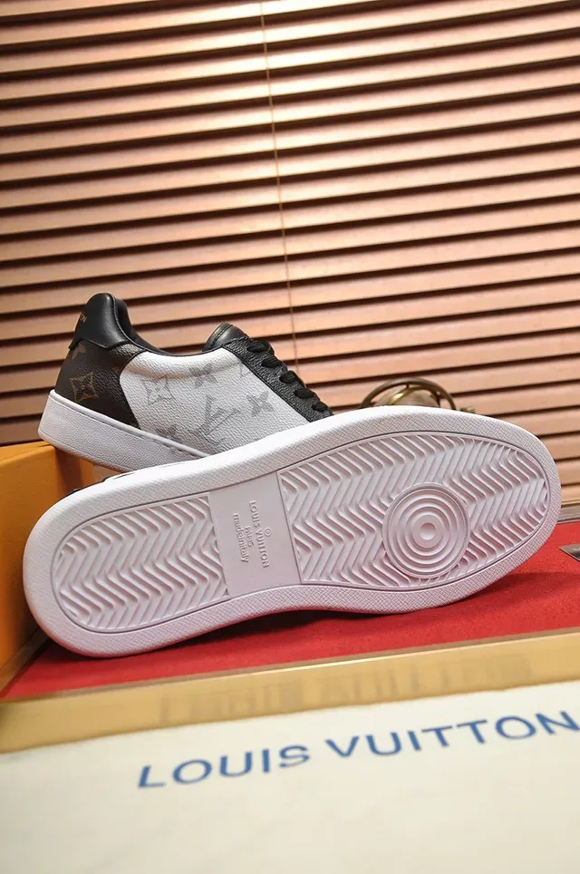 Louis Vuitton LV Trainer Blanco y Negro Monograma Lona Acentos de Cuero Sneakers Lifestyle 4