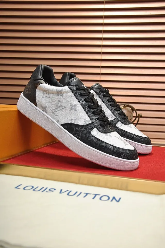 Louis Vuitton LV Trainer Blanco y Negro Monograma Lona Acentos de Cuero Sneakers Lifestyle 5