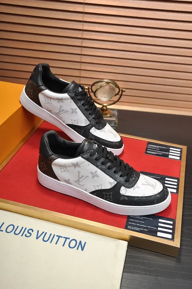 Louis Vuitton LV Trainer Blanco y Negro Monograma Lona Acentos de Cuero Sneakers Lifestyle 6