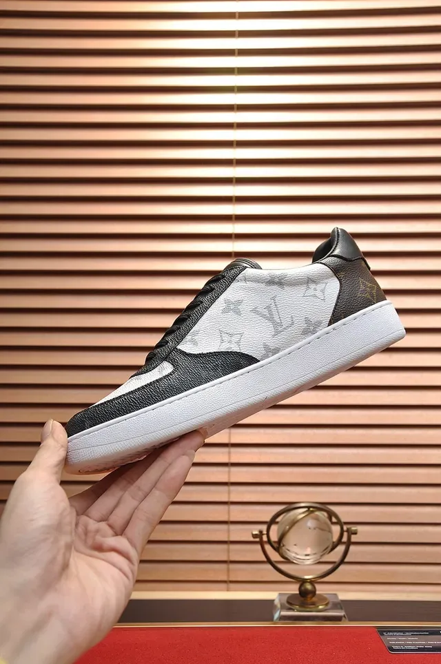 Louis Vuitton LV Trainer Blanco y Negro Monograma Lona Acentos de Cuero Sneakers Lifestyle 7