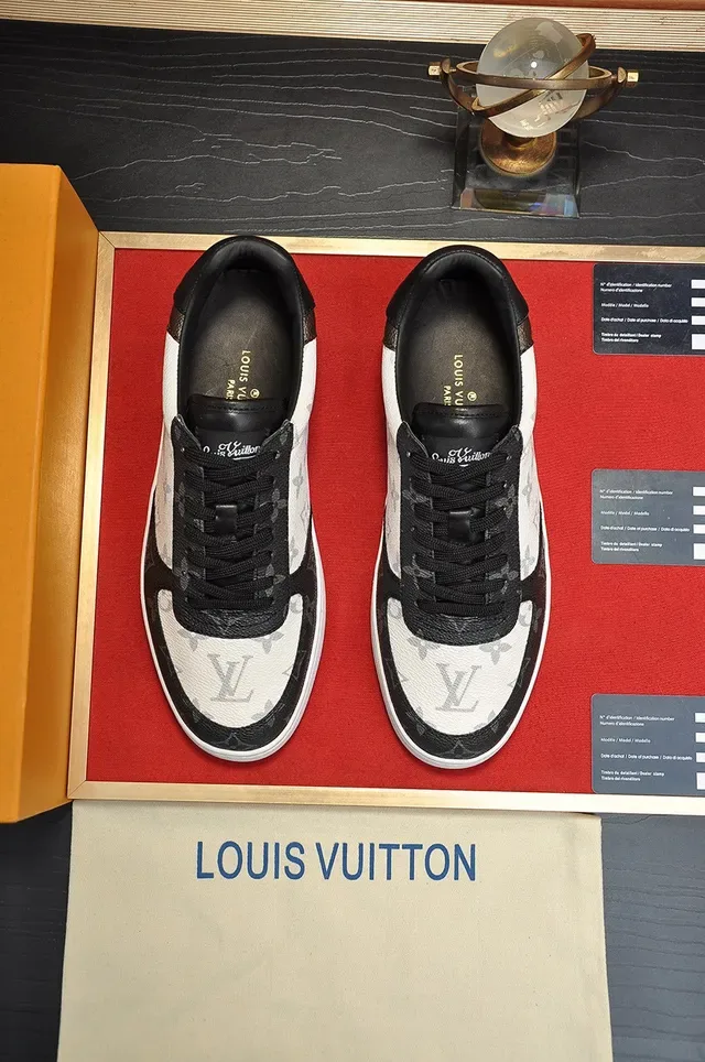 Louis Vuitton LV Trainer Blanco y Negro Monograma Lona Acentos de Cuero Sneakers Lifestyle 9