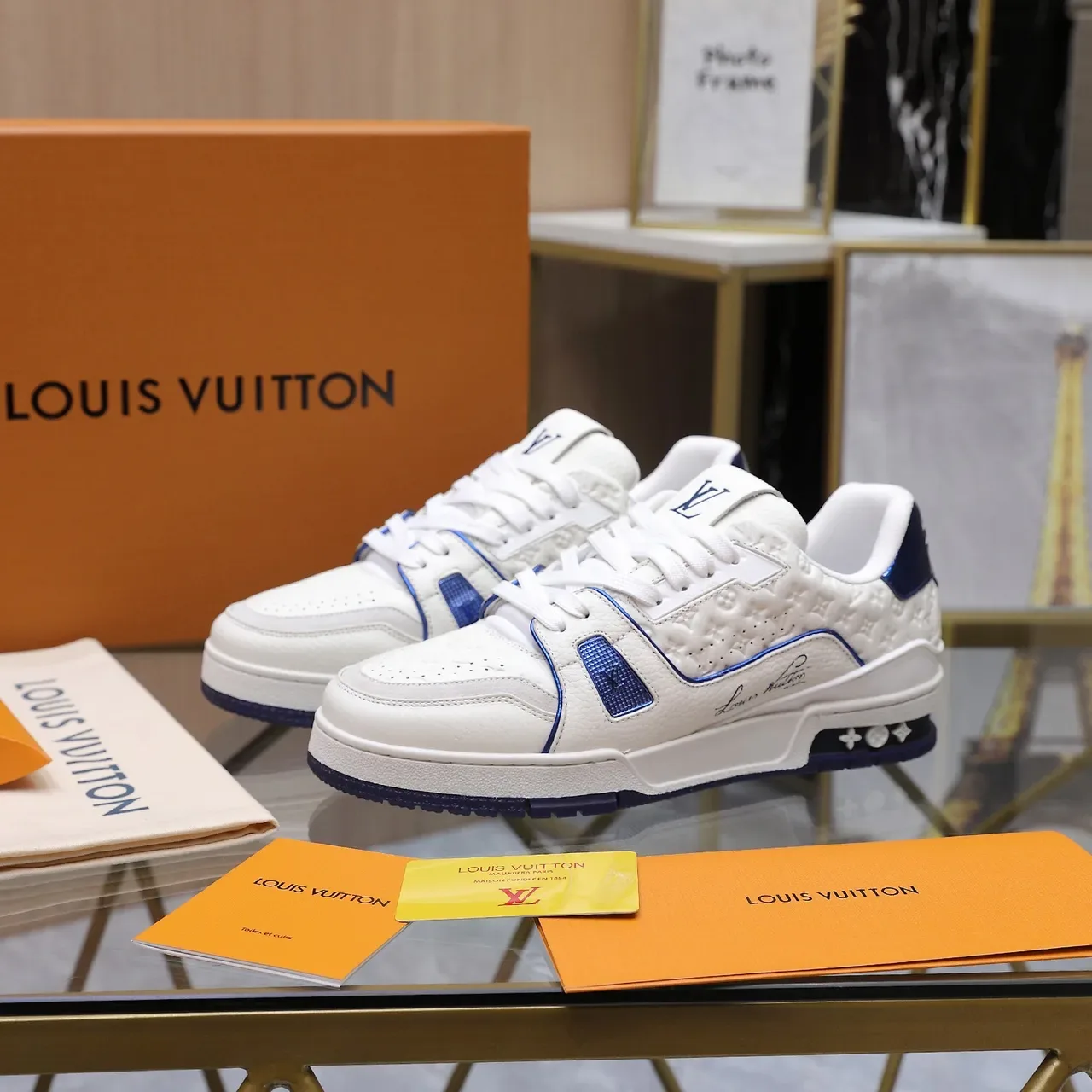 Louis Vuitton LV Trainer Blanco Azul Monograma Embossado Cuero Detalle Tubular Sneakers de estilo de vida 3