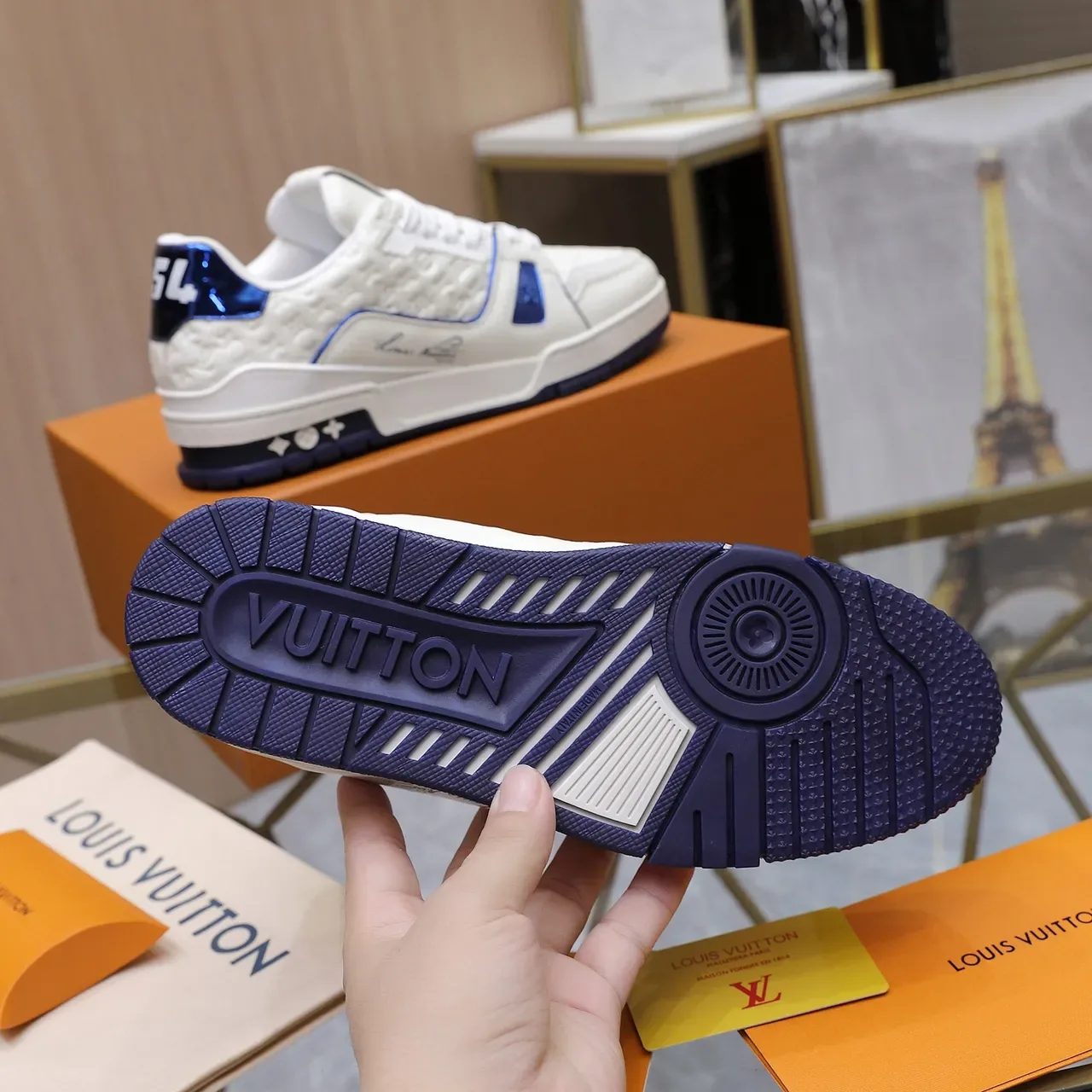 Louis Vuitton LV Trainer Blanco Azul Monograma Embossado Cuero Detalle Tubular Sneakers de estilo de vida 4