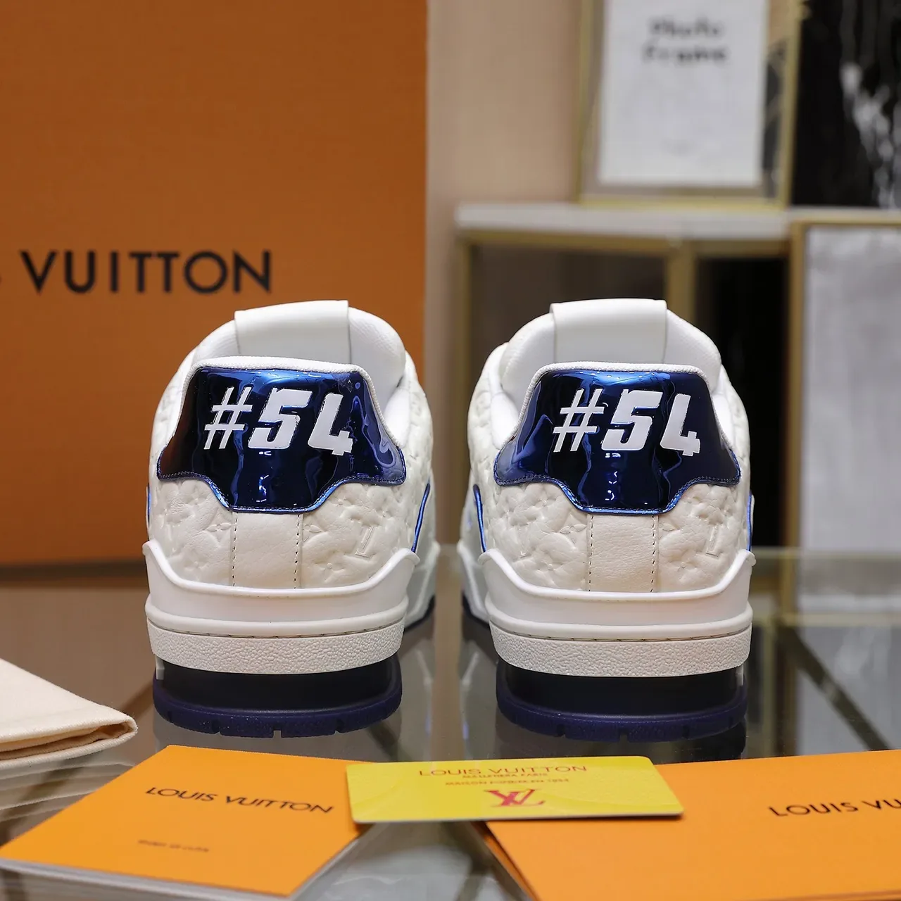 Louis Vuitton LV Trainer Blanco Azul Monograma Embossado Cuero Detalle Tubular Sneakers de estilo de vida 5