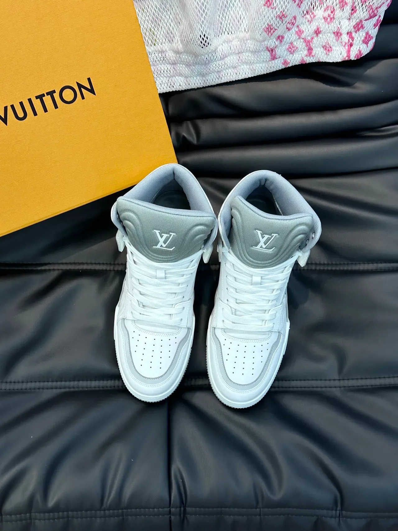 Louis Vuitton LV Trainer Sneakers Lifestyle Blancs et Gris Hauts à Panneaux en Cuir 2