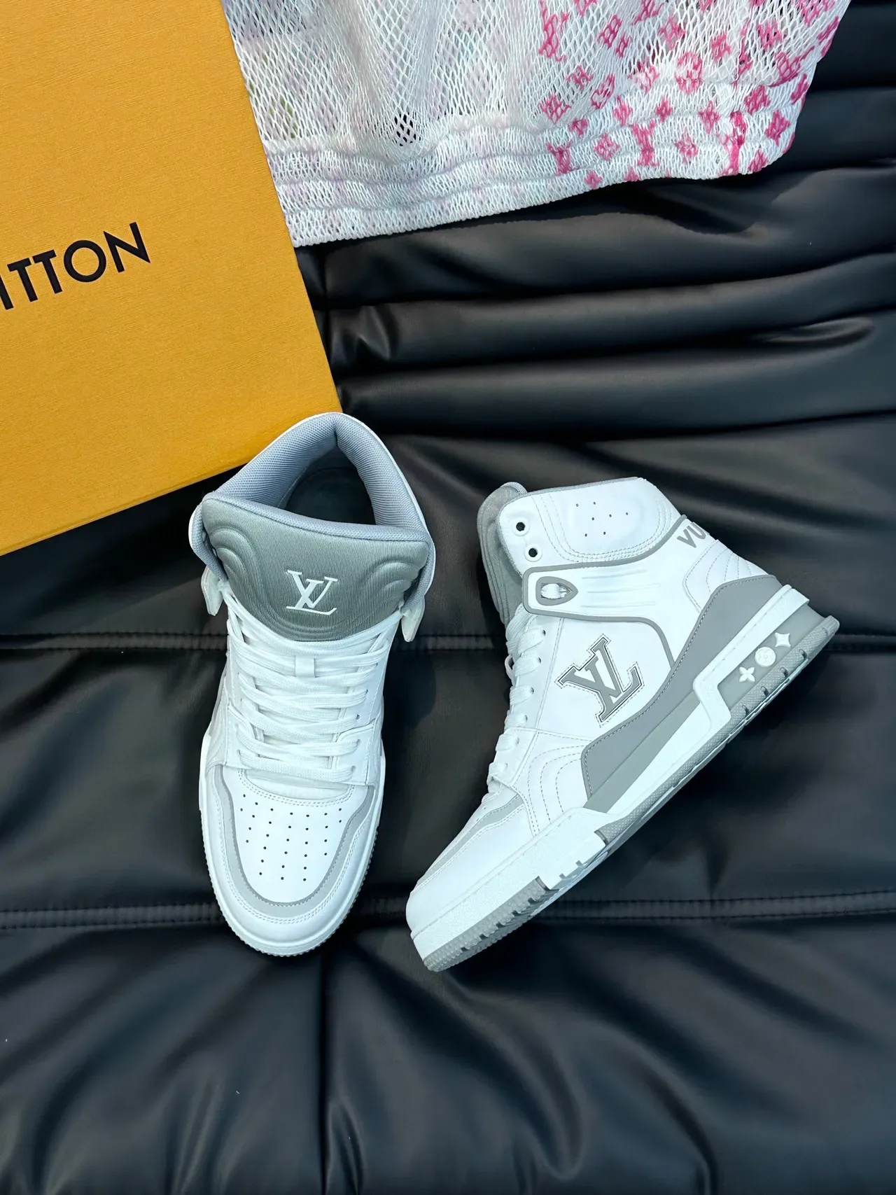 Louis Vuitton LV Trainer Sneakers Lifestyle Blancs et Gris Hauts à Panneaux en Cuir 3