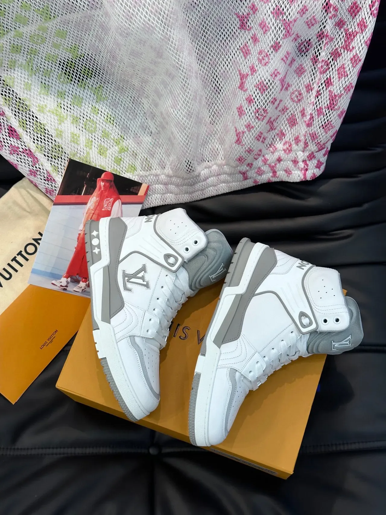 Louis Vuitton LV Trainer Sneakers Lifestyle Blancs et Gris Hauts à Panneaux en Cuir 4