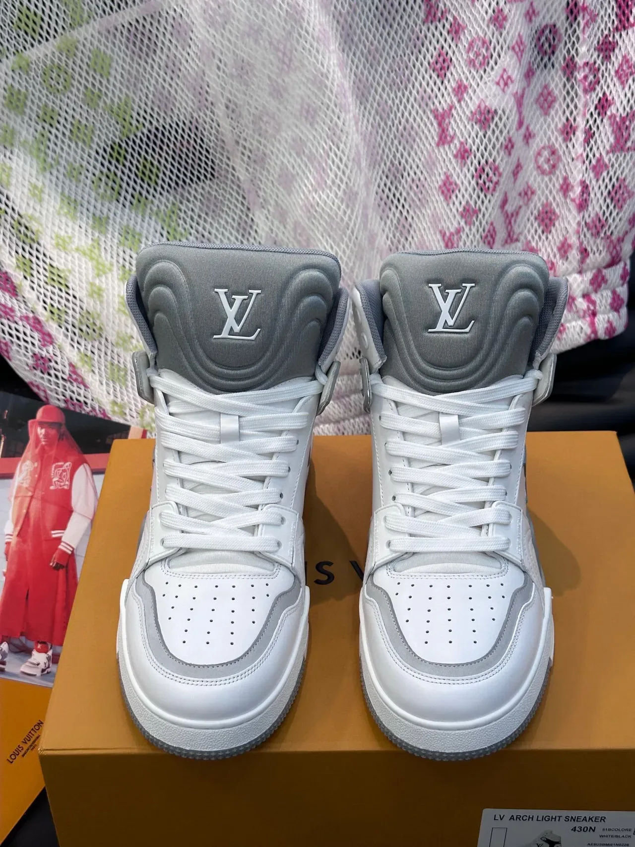 Louis Vuitton LV Trainer Sneakers Lifestyle Blancs et Gris Hauts à Panneaux en Cuir 5
