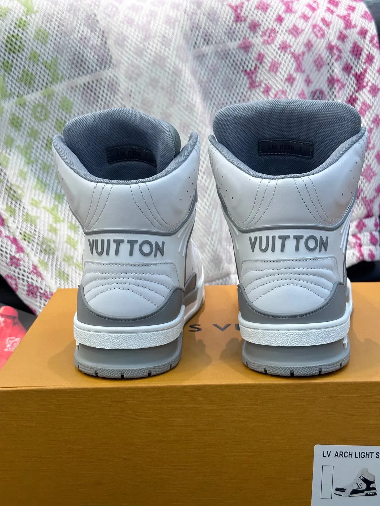 Louis Vuitton LV Trainer Sneakers Lifestyle Blancs et Gris Hauts à Panneaux en Cuir 6