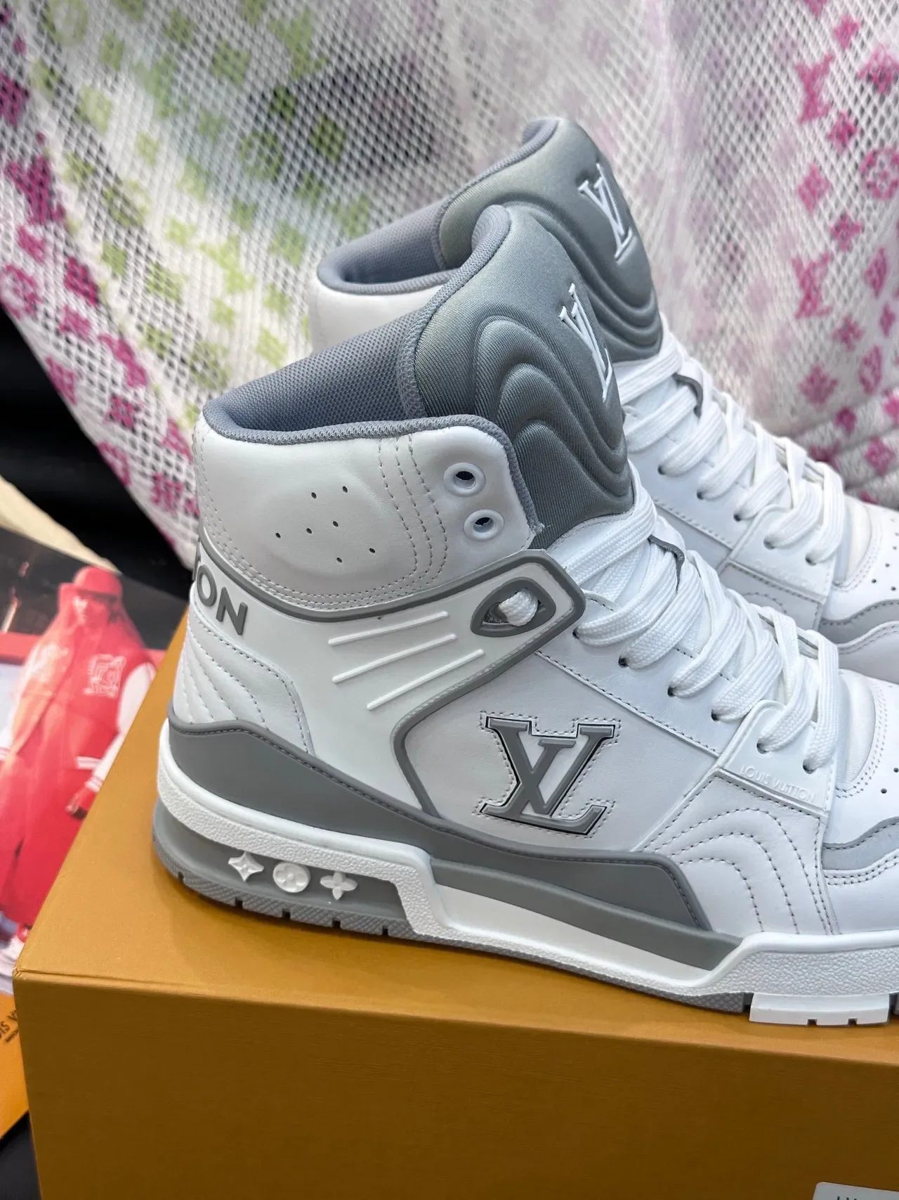 Louis Vuitton LV Trainer Sneakers Lifestyle Blancs et Gris Hauts à Panneaux en Cuir 7