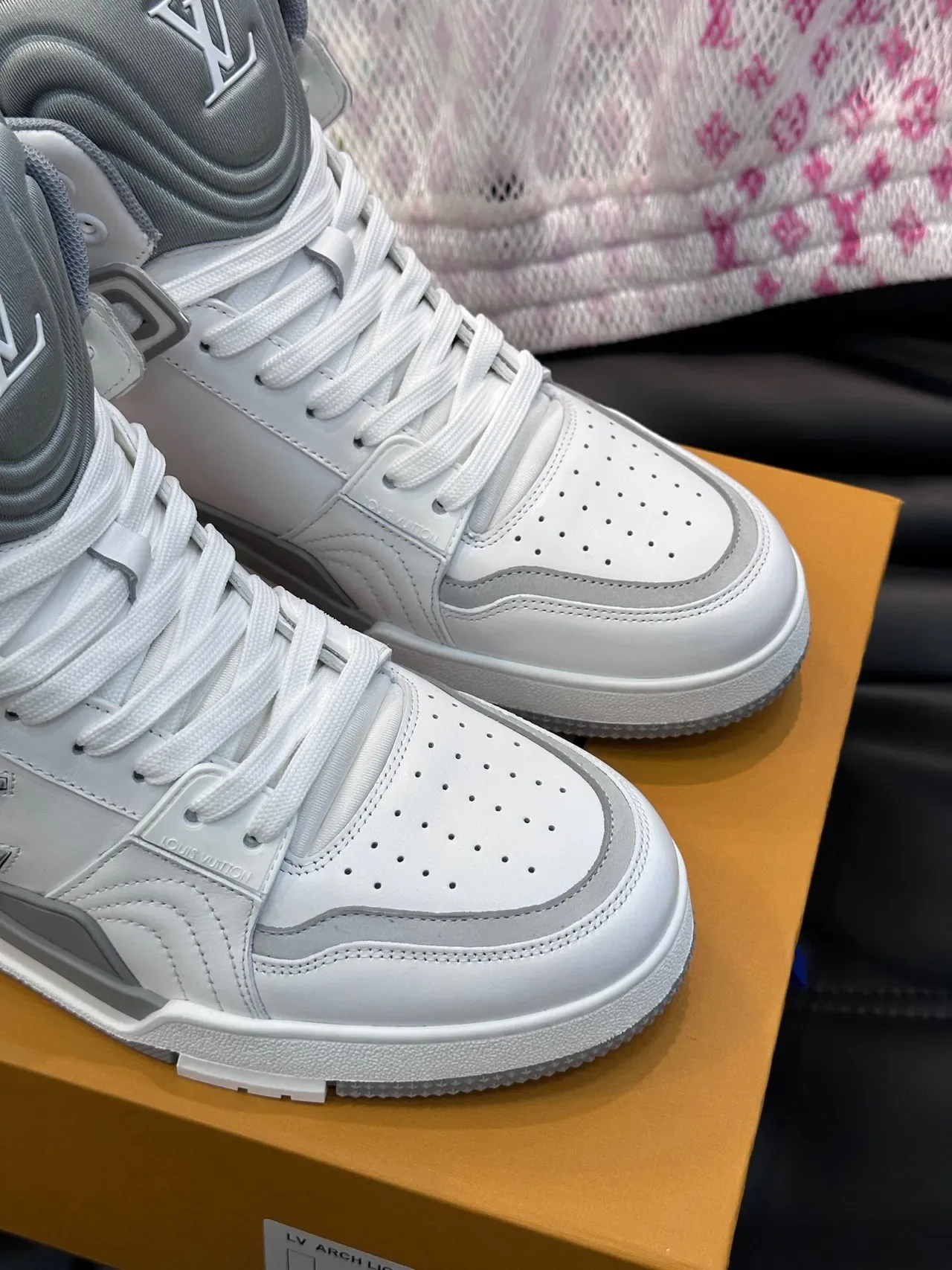 Louis Vuitton LV Trainer Sneakers Lifestyle Blancs et Gris Hauts à Panneaux en Cuir 8