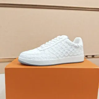 Louis Vuitton LV Trainer Blancos y Grises Monogram-Embossed Low-Top Lifestyle Sneakers