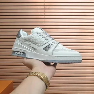 Louis Vuitton LV Trainer Zapatillas Lifestyle Blancas y Grises Midsole Estructurado Detalle Logo Cursivo