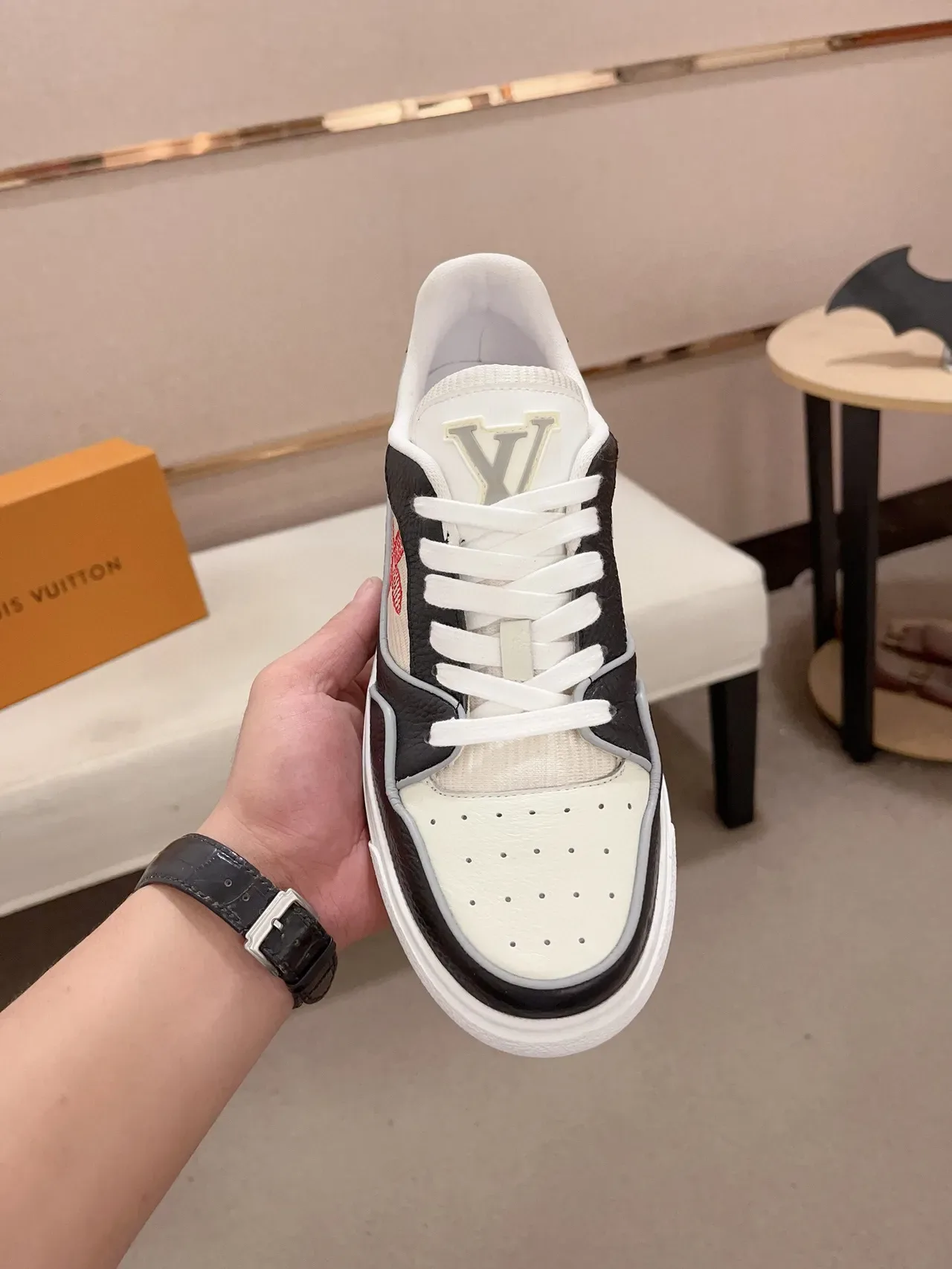 Louis Vuitton LV Trainer Zapatillas Lifestyle Blancas y Rojos Paneladas de Cuero y Textil Parte Superior Bordadas Monogram Flor 2