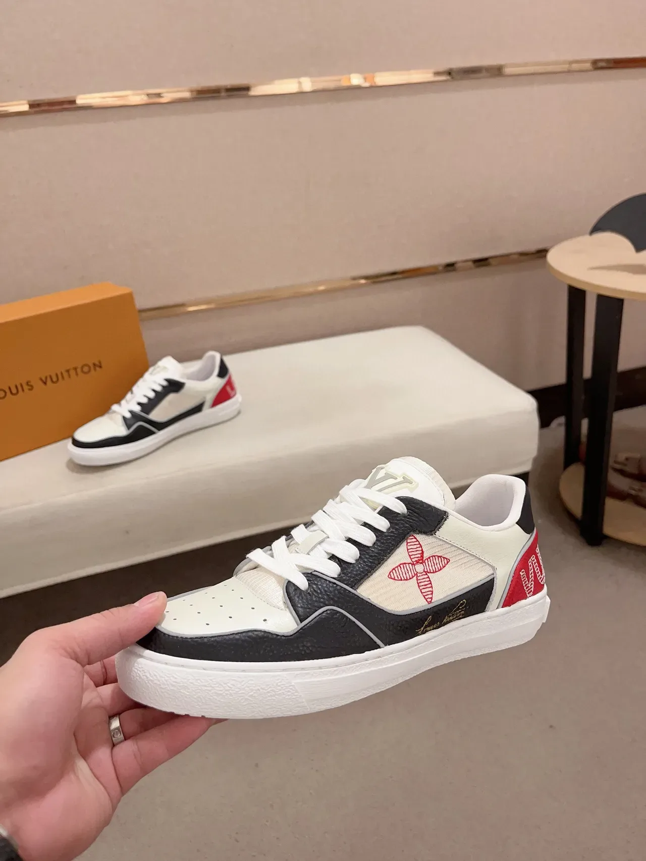 Louis Vuitton LV Trainer Zapatillas Lifestyle Blancas y Rojos Paneladas de Cuero y Textil Parte Superior Bordadas Monogram Flor 3