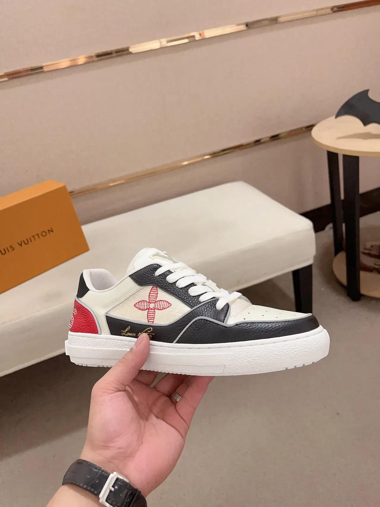 Louis Vuitton LV Trainer Zapatillas Lifestyle Blancas y Rojos Paneladas de Cuero y Textil Parte Superior Bordadas Monogram Flor 4