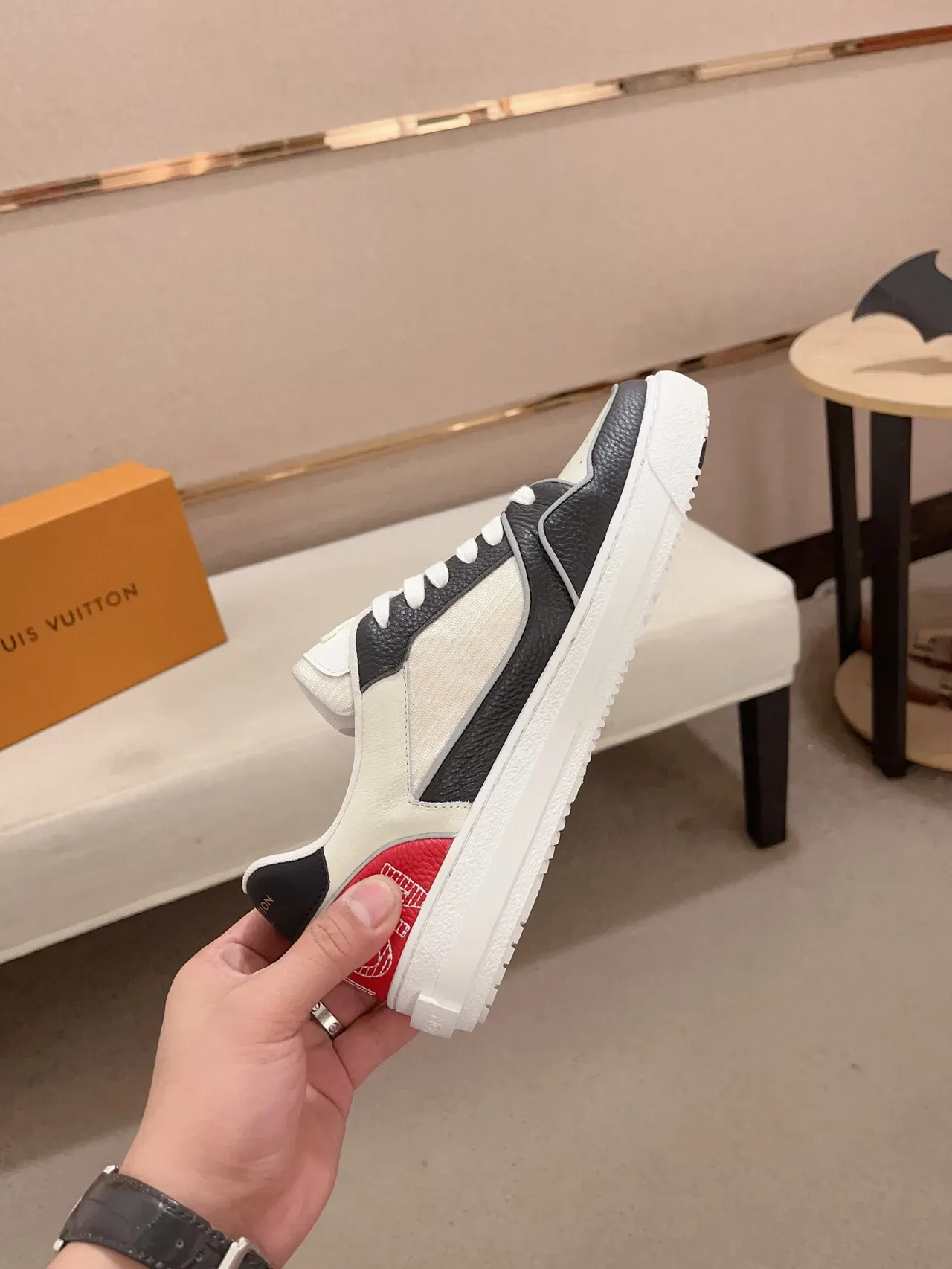 Louis Vuitton LV Trainer Zapatillas Lifestyle Blancas y Rojos Paneladas de Cuero y Textil Parte Superior Bordadas Monogram Flor 5